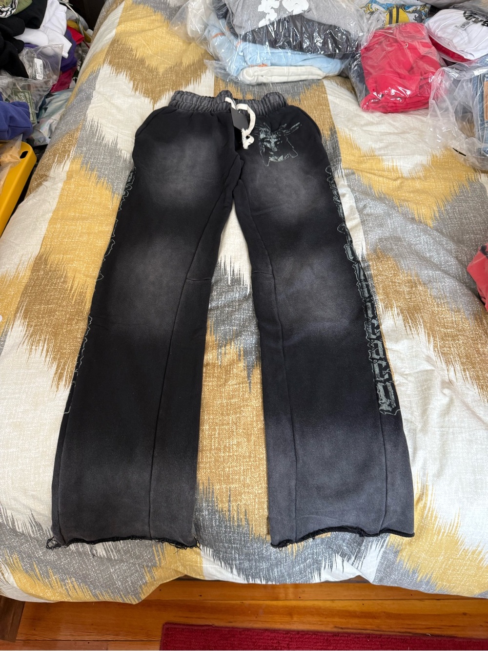 Lost Intricacy Men’s Black Sweatpants with Side Graphic Size M